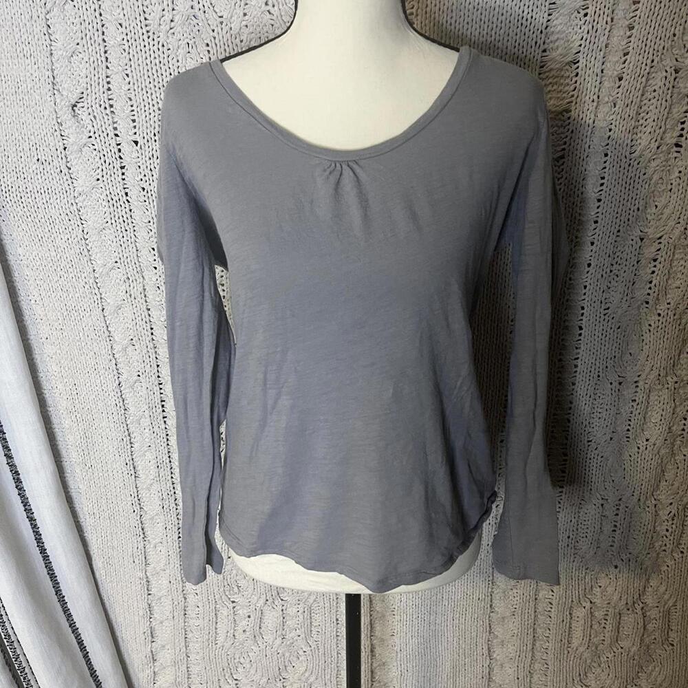2000s Old Navy grey long sleeve top with ruched neckline Size M.